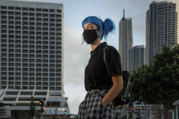 Joven Mujer Usando Máscara Médica Calle Ciudad Moderna Chica Moda Fotos de stock