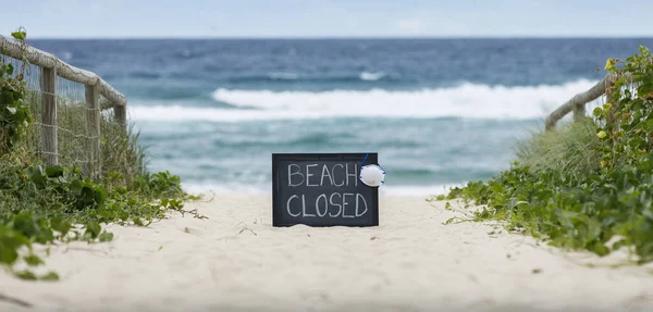 Playa cerrada debido a la pandemia covid 19, los temores coronavirus obliga a los gobiernos internacionales a cerrar las playas panorama Imágenes de stock libres de derechos