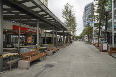 Surfers Paradise, Avustralya - 8 Nisan 2020: Surfers Paradise, covid 19 'daki ikonik mağara alışveriş merkezinin boş caddelerinin Coronavirus tarafından kapatılması, altın sahilinde salgın hastalıkların kapanmasına ya da kapanmasına neden oldu