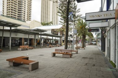 Surfers Paradise, Avustralya - 8 Nisan 2020: Surfers Paradise, covid 19 'daki ikonik mağara alışveriş merkezinin boş caddelerinin Coronavirus tarafından kapatılması, altın sahilinde salgın hastalıkların kapanmasına ya da kapanmasına neden oldu