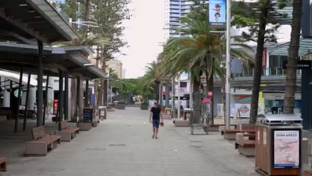 Koronawirusowe zamknięcie pustych ulic Cavill Mall, Surfers Paradise, Gold Coast Australia — Wideo stockowe