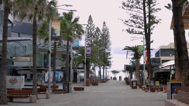Koronawirusowe zamknięcie pustych ulic Cavill Mall, Surfers Paradise, Gold Coast Australia — Wideo stockowe