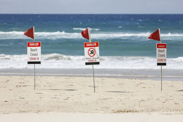Playa cerrada debido a la pandemia covid 19, los temores coronavirus obliga a los gobiernos internacionales a cerrar las playas Imagen de archivo
