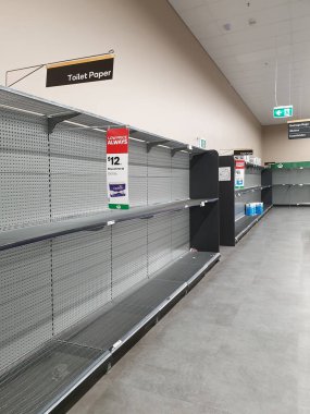 Süpermarket boş tuvalet kağıdı rafları Coronavirus korkuları arasında, müşteriler paniğe kapılıp tuvalet kağıdı stoklayarak covid 19 salgınına hazırlanıyor.