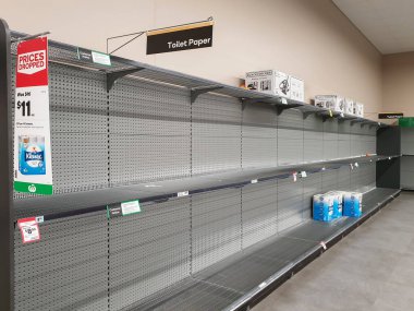Süpermarket boş tuvalet kağıdı rafları Coronavirus korkuları arasında, müşteriler paniğe kapılıp bir salgın için hazırlanıyor ve tuvalet kağıdı stokluyorlar.