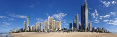 Sörfçüler Paradise boş plaj manzarası, dünyanın en ünlü turistik plajı, Avustralya 'da minimal insanlar.