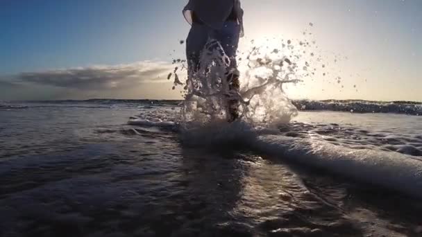 Брызги Прибрежных Капель Воды Замедленное Движение Камеру Силуэт Близко Человека — стоковое видео