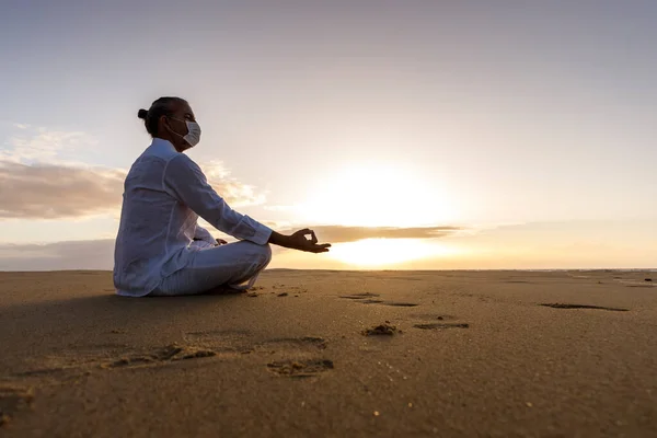 Hombre Meditando Máscara Médica Pose Loto Playa Hombre Usando Mascarilla —  Fotos de Stock