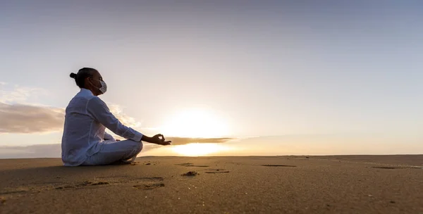 Uomo Meditando Maschera Medica Posa Loto Sulla Spiaggia Maschio Indossando — Foto Stock