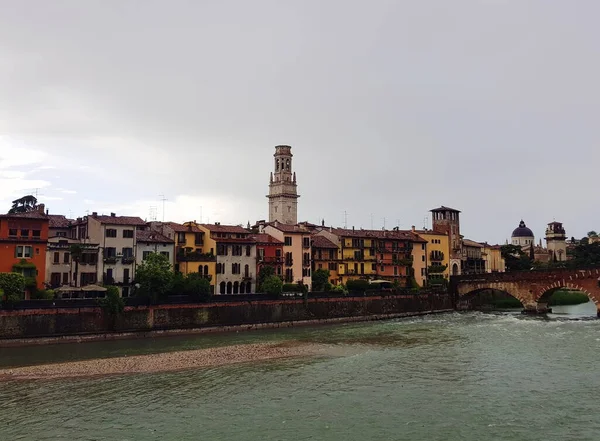 A ponte sobre o rio que conduz ao centro velho de Verona — Fotografia de Stock