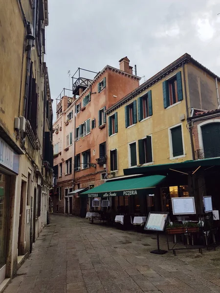 Rua no centro antigo de Veneza com cafés acolhedores após a chuva em abril — Fotografia de Stock