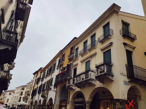 Padova rua pedonal no centro da cidade velha — Fotografia de Stock