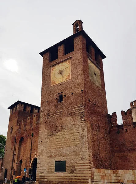 Torre de pedra de um antigo castelo no centro de Verona — Fotografia de Stock