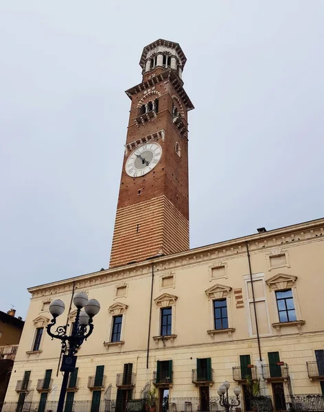 Torre de relógio de pedra no centro histórico de Verona — Fotografia de Stock