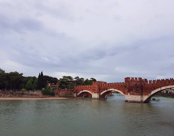 Foto Ponte Sobre Rio Que Conduz Centro Velho Verona — Fotografia de Stock