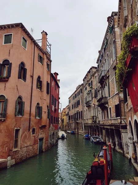 Wenecki kanał z łodziami, starożytne domy, kawiarnie i sklepy — Zdjęcie stockowe
