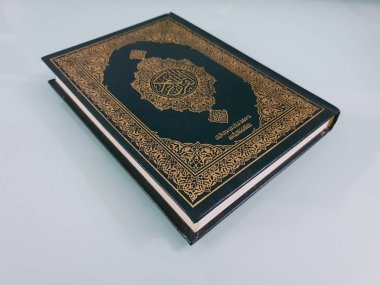 İslam kutsal kitabı Kuran, yakın görüş  