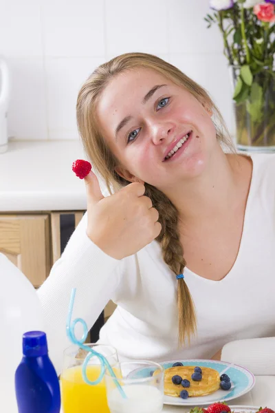 Retrato de menina com framboesa — Fotografia de Stock