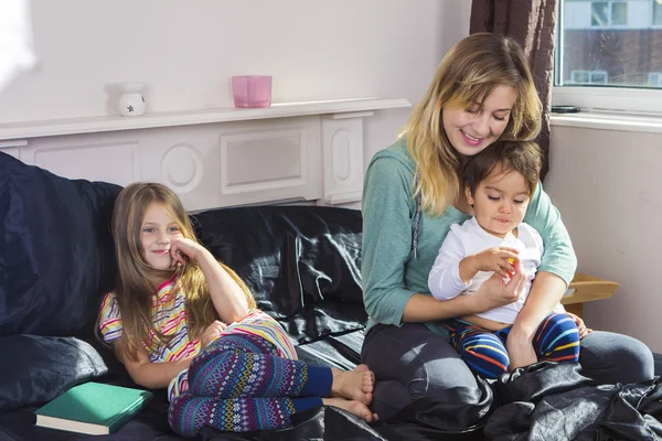 Family portrait in bed at home — Stock Photo, Image