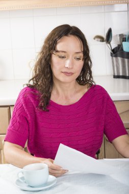 Mutfakta belgelerle mutlu esmer