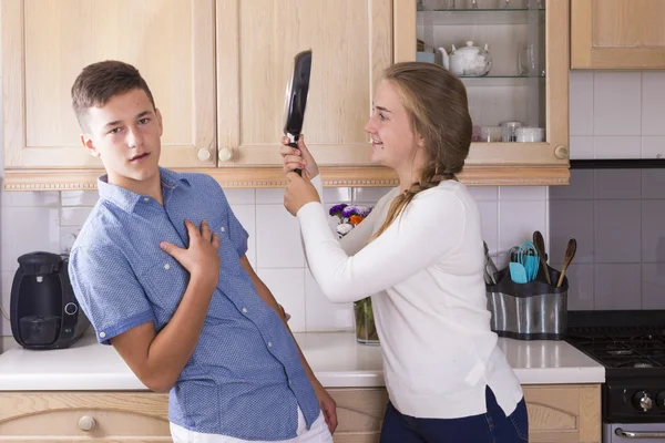 Teenage siblings having fight in kitchen — Stock Photo, Image