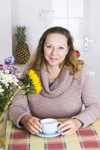 Retrato de mulher feliz com café na cozinha — Fotografia de Stock