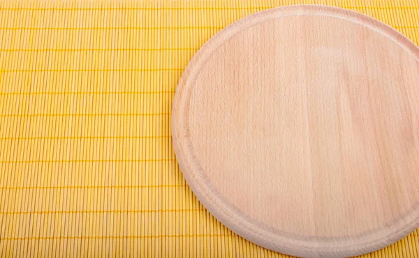 Tablero de pizza vacío redondo de madera —  Fotos de Stock