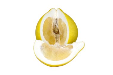 Dilimlenmiş pomelo izole