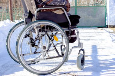 Yetişkin adam tekerlekli sandalyede. Erkek el üstünde tekerlek fotoğraf kapatmak