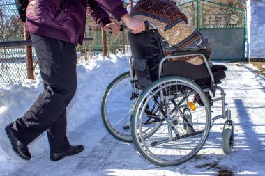 Yetişkin adam tekerlekli sandalyede. Erkek el üstünde tekerlek fotoğraf kapatmak