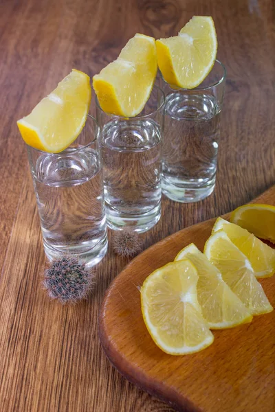 Tequila shot con cal, enfoque selectivo — Foto de Stock