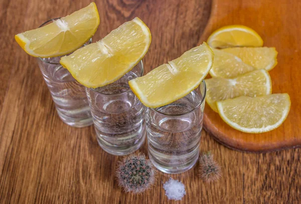 Tequila shot con lime, messa a fuoco selettiva — Foto Stock