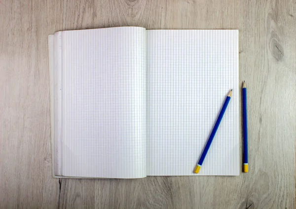 Notizblock und Bleistift auf Holztisch — Stockfoto