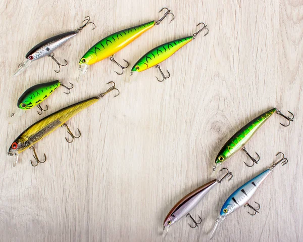 Ahşap arka planda balık yemi