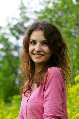 Bir buket çiçek tutan ayçiçeği tarlası güzel kız .