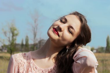 Alandaki pembe elbiseli güzel kız