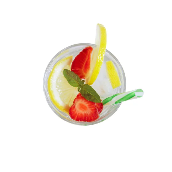 用柠檬片的草莓柠檬水。孤立的自制柠檬水。在一个玻璃瓶里喝. — 图库照片