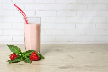 Smoothies yaz çilek nane ile iç.