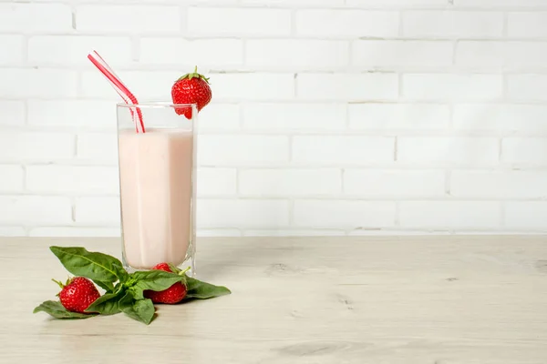 Beber batidos de fresa de verano con menta . — Foto de Stock