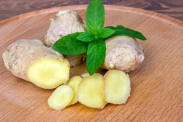 Ginger root with leaves of mint — Stock Photo, Image