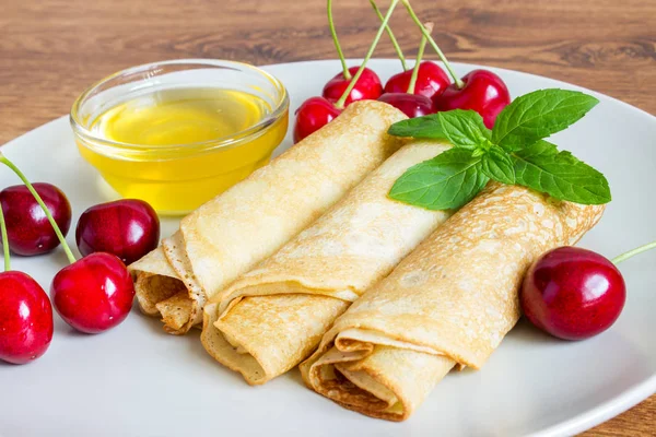 Целые оладьи с мёдом, мятой и вишней. Полезный завтрак . — стоковое фото
