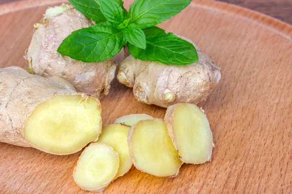 Ginger root with leaves of mint — Stock Photo, Image