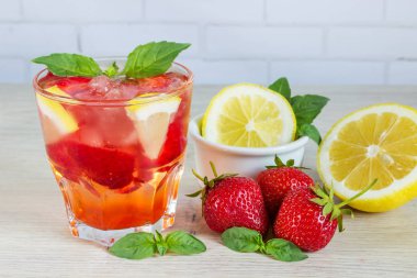 Buz, çilek ve limon ahşap arka plan üzerinde serinletici bir yaz içeceği. Meyve içki kavramı.