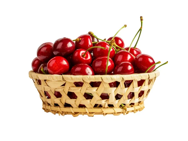 Koš s zralé mokré cherry, izolované — Stock fotografie