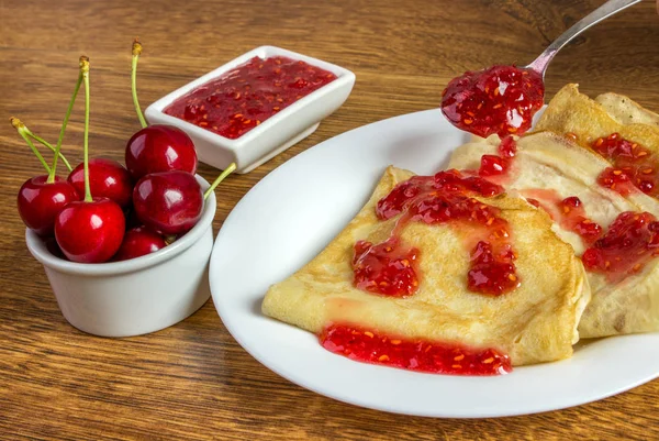 Pancakes with strawberry jam. — Stock Photo, Image