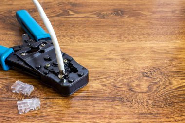 Kıvırcıklaştırma aracı için bilgisayar ağ kablosu ile.