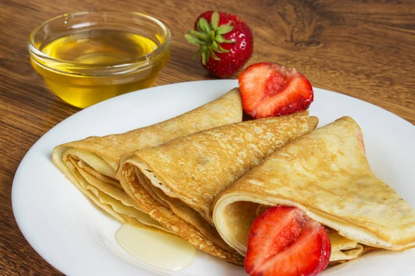 Pila de crepes con jarabe de fresa y miel — Foto de Stock