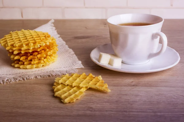 ナプキンと木製の表面にワッフルのワッフル スタックと紅茶の白いカップで朝食します。 — ストック写真