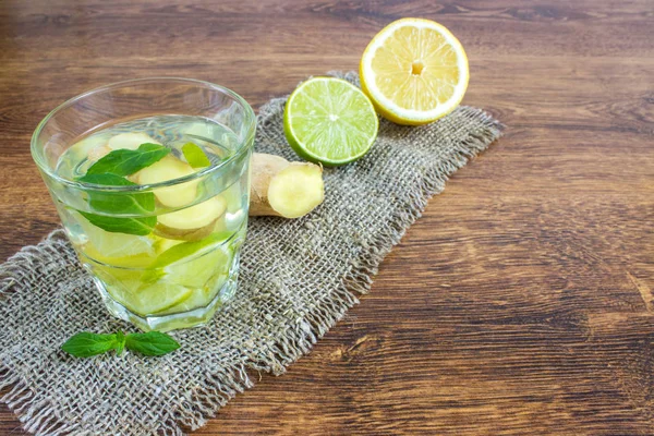 Zenzero biologico Ale Soda in un bicchiere con limone e calce — Foto Stock