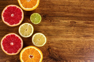 Arka plan-portakal, limon, limon, greyfurt ahşap bir arka plan üzerinde kesin narenciye